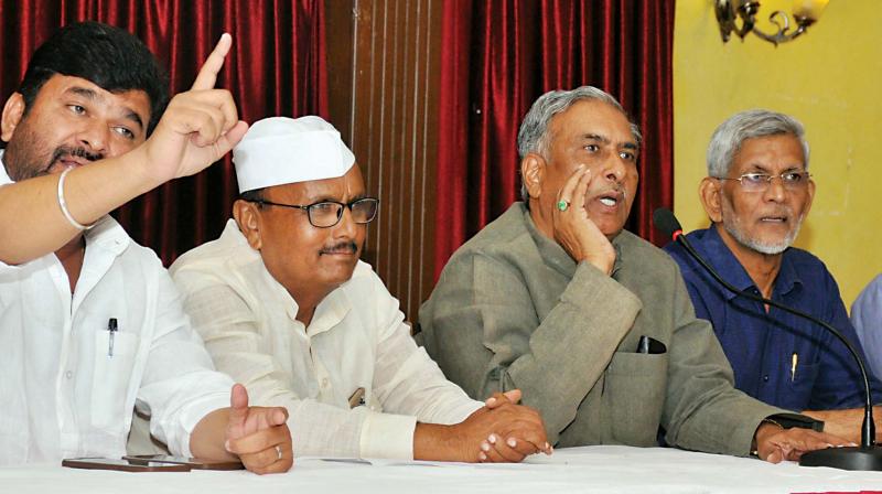 Lingayat-Veerashiva leaders Vinay Kulkarni, B.R. Patil, Basavaraj Horatti, Dr Jayanna and S.M. Jamdhar at a press conference in Bengaluru on Thursday 	 KPN