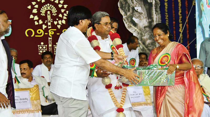 Hampi University V-C Mallika S Ghanti honours CM Minister Siddaramaiah