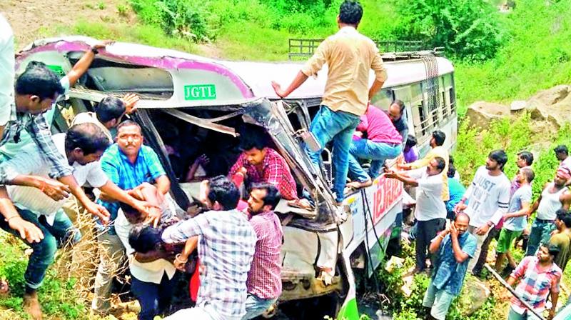 People trying to pull out victims from the ill-fated bus which skidded into a deep gorge on the Kondagattu ghat in Jagtial district on Tuesday. (Photo: DC)