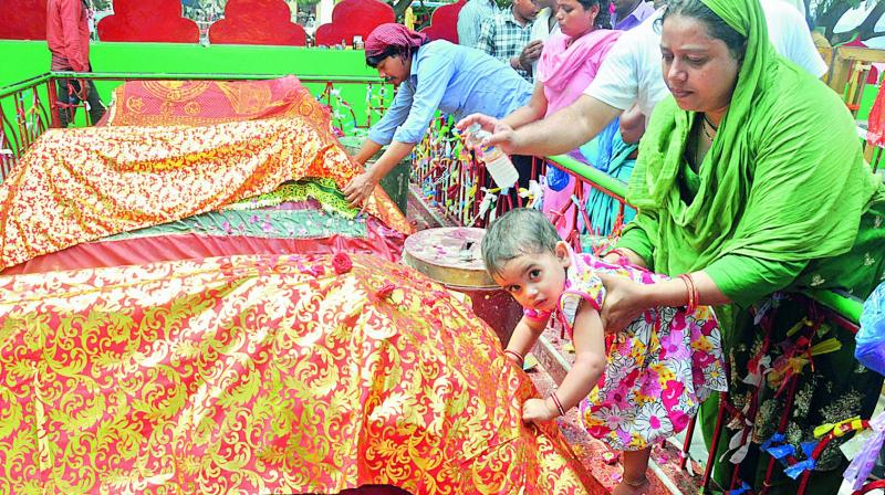 Devotees offering prayers at Bharashaeed Darga in Nellore city on Thursday as part of Roti festival.