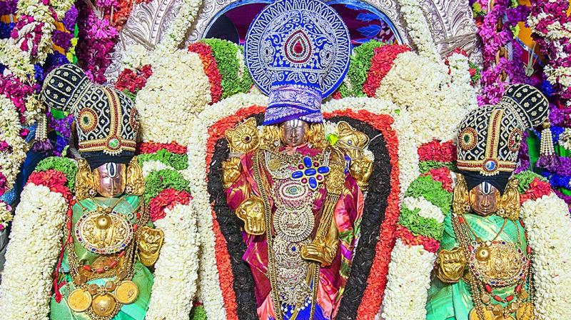 Sri Malayappa Swamy flanked by his two divine consorts, Sridevi and Bhudevi, ceremoniously mounted atop the giant wooden chariot amidst the chanting of Vedic hymns by the temple pundits. (Photo: DC)