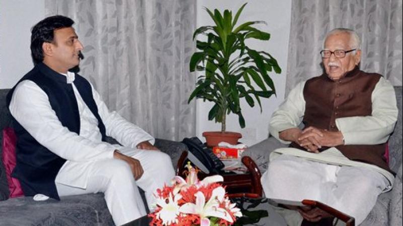 Uttar Pradesh Chief Minister Akhilesh Yadav meeting Governor Ram Naik in Lucknow on Wednesday. (Photo: PTI)