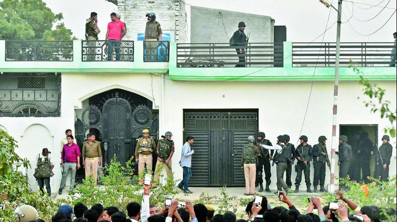 UP ATS personnel during their operation against a suspected terrorists holed up inside a building in the Thakurganj area of Lucknow on Tuesday. (Photo: PTI)