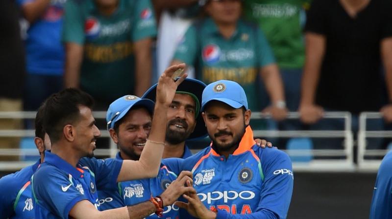 The Indian bowlers were key to bundling the Men in Green out for 162 runs, but substitute Manish Pandey too played a pivotal role by taking a spectacular catch at long-on to dismiss captain Sarfraz Ahmed for six runs. (Photo: AFP)