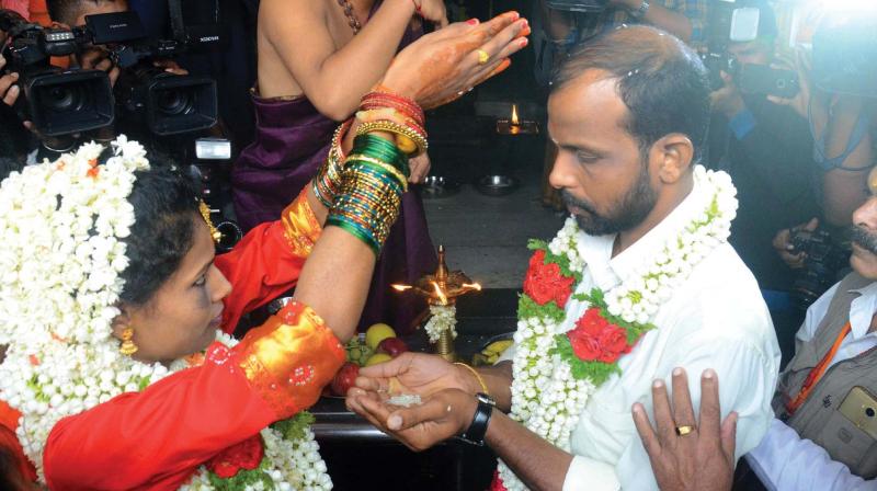 Manjula and Rajesh of Makkandur perform wedding rituals in Madikeri on Sunday 	(Image: DC)