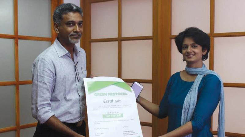 Dr. K. Vasuki, Executive Director Suchitwa Mission handing over the Green Protocol 5 Star Rating Certificate to Mr. Binod Hariharan, Secretary, Link Valley Residents Association, Kakkanad. (Photo: DC)