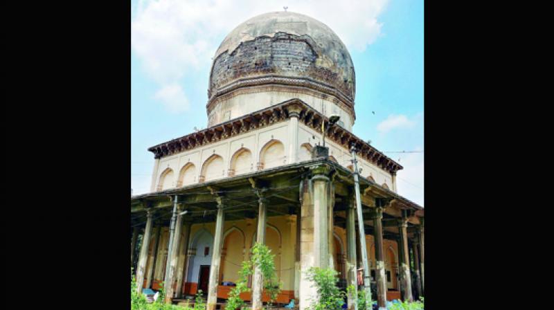 The dome of the Shah Raju Qattal dargah, the tallest in the country at 164 feet, is in a bad shape (Photo: DC)