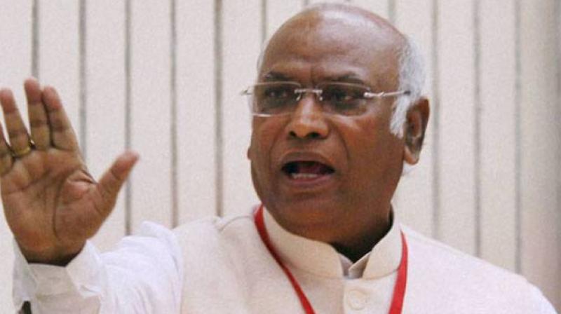 Congress leader Mallikarjun Kharge asked the party rank and file in Mumbai to work hard to teach the BJP a lesson in the 2019 Lok Sabha polls. (Photo: File/PTI)