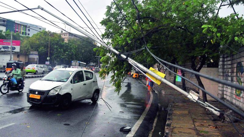 As winds hit the city, a street light falls off posing a threat to commuters near Secunderabad on Thursday.  (Image: DC)