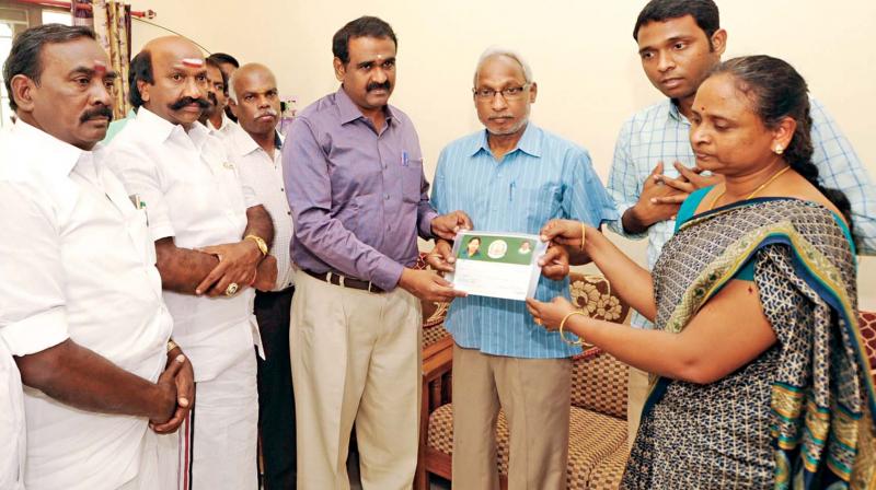 Kancheepuram district collector P. Ponnaiah hands over 4 lakh relief to the family of Punitha who died in Kurangani forest fire incident.	DC