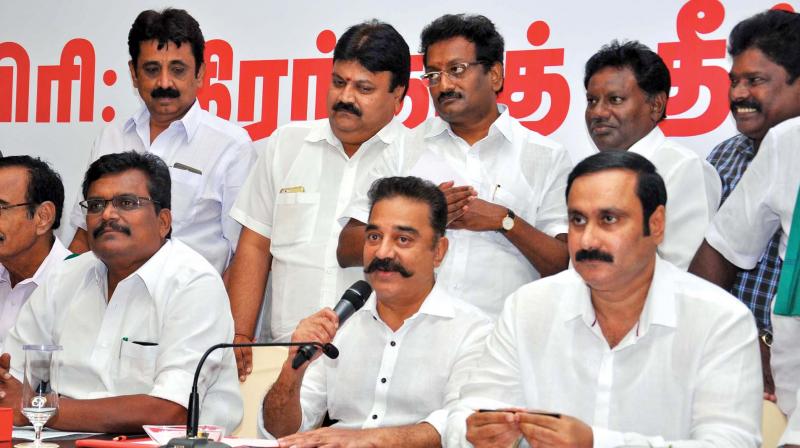 Makkal Needhi Maiams founder Kamal Haasan addresses representatives of political parties and farmers organisations on the Cauvery dispute. The meeting was attended among others by TTV Dhinakarans Amma Makkal Munnetra Kazhagam member Thanga Tamilselvan and PMK leader Dr Anbumani Ramadoss.  (Photo:DC)