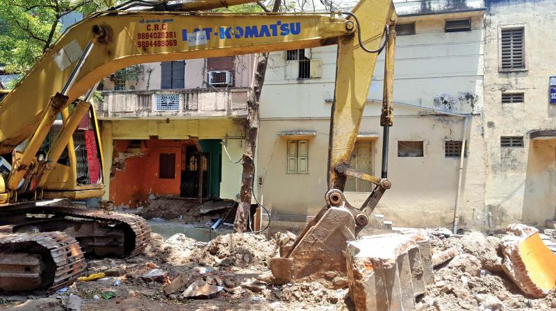 SWD work on PS Sivaswamy Salai in Mylapore, without any prior information, damages houses.