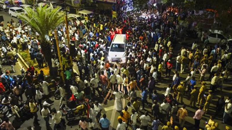 Traffic halts on Chennais TTK road as Karunanidhi supporters throng outside hospital