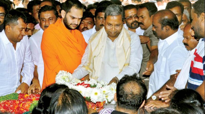 Former CM Siddaramaiah pays his last respects to Deputy Mayor Ramila Umashankar (inset) who died of a massive heart attack in Bengaluru on Friday. (Photo:KPN)