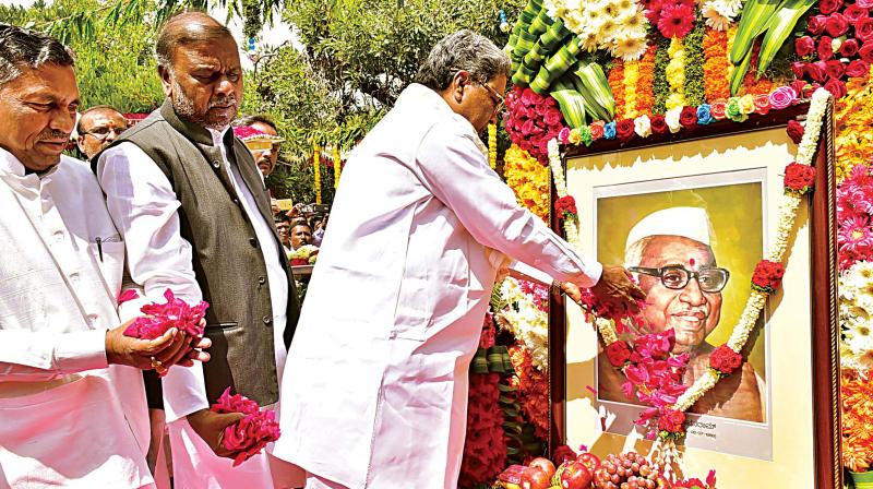 Chief Minister Siddaramaiah offers floral tribute to the portrait of former deputy Prime Minister Babu Jagjivan Ram to mark his death anniversary in Bengaluru on Thursday (Photo: DC)