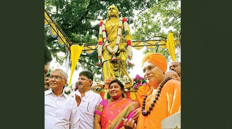 Former minister Ramachandra Gowda, Energy Minister D.K. Shivakumar and BBMP Mayor Padmavathi at the unveiling of the statue of the founder of Bengaluru Kempegowdas daughter-in- law Lakshmidevi at the BBMP office premises in Bengaluru on Tuesday