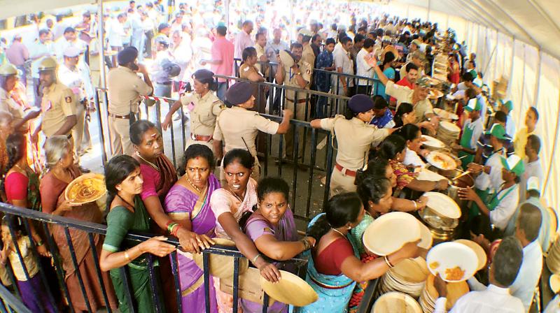 People waiting in a queue for food at the Indira Canteen in Jayanagar in Bengaluru 	(Photo: DC)