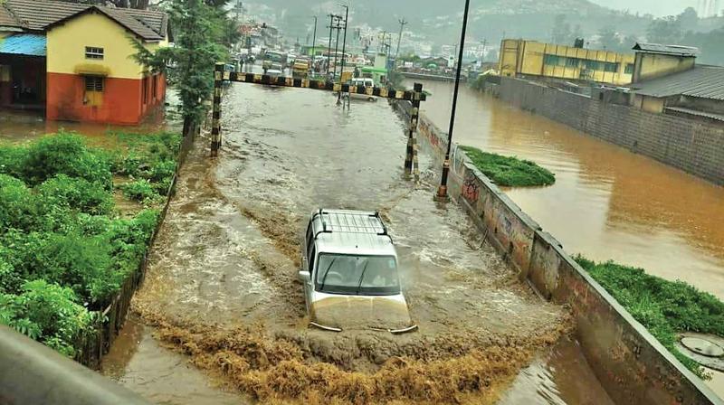 Vehicles wade through stagnant water along Lake road in Ooty as heavy rains pounded the hills. (Image: DC)