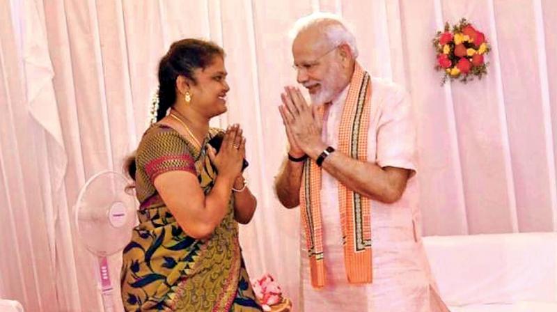 Arulmozhi Sarvanan, the Mudra Yojana beneficiary from Madurai, meets PM Modi.	(DC)