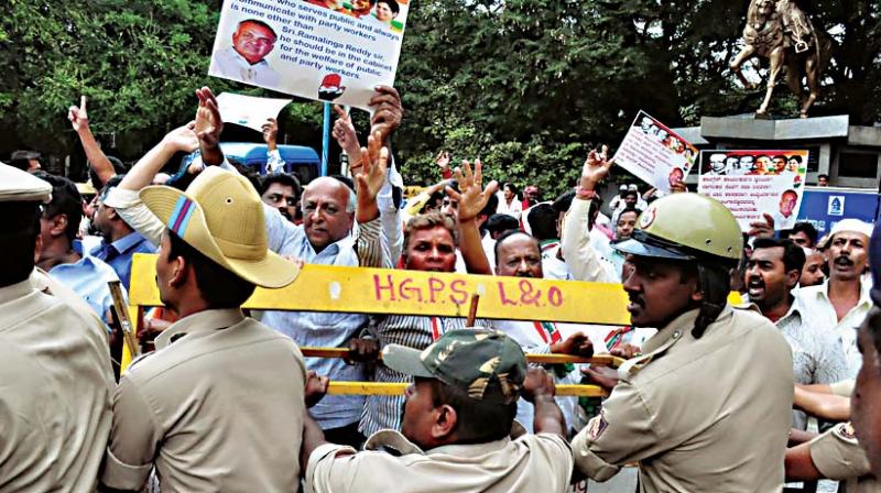 Supporters of Congress MLA and former minister Ramalinga Reddy protest demanding a  ministerial berth for him, at Basaveshwara Circle in Bengaluru on Saturday. Though North Karnataka was pacified, CM H.D. Kumaraswamy crucially left out stalwarts from th city  (Photo: KPN)