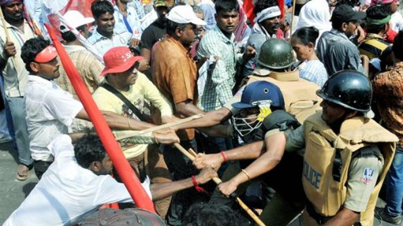 Left front activists clash with the Police personnel during their law violation protest against State Government, at Howrah near Kolkata on Monday. (Photo: PTI)