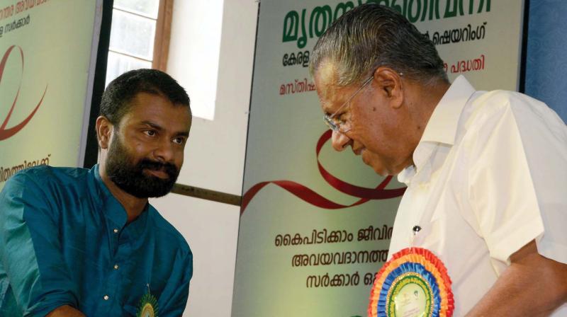 Manu, who had both his hands transplanted, greets Chief Minister Pinarayi Vijayan during the Mruthasanjeevani programme, a meeting of the relatives of the organ donors, in Thiruvananthapuram on Tuesday.(Photo: DC)