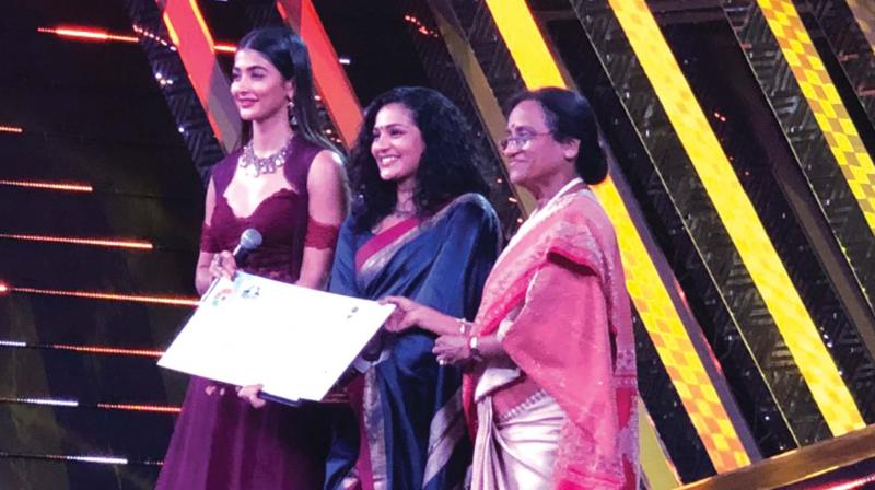 Actor Parvathy gets a cheque for Rs 10 lakh in Panaji, Goa, on Tuesday as she accepts the IFFI award for best actor for her role in Take off surrounding evacuation of nurses during the Gulf War in Kuwait. (Photo: Twitter)