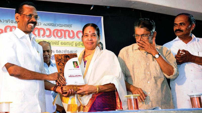 Padma Shri Meenakshi Gurukkal, a Kalari expert, receives a memento from Labour and Excise Minister T. P.Ramakrishnan in Kozhikode on Thursday. (Photo: DC)