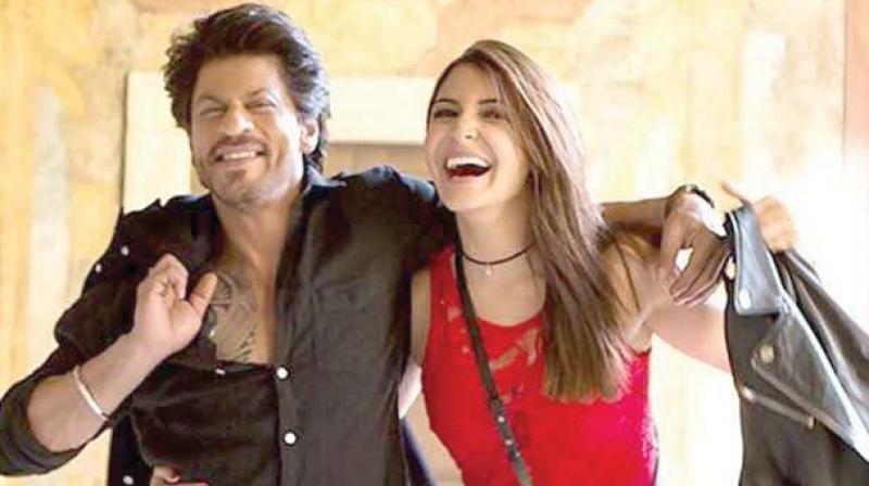 A scene from Jab Harry Met Sejal, where she looses her engagement ring while travelling.