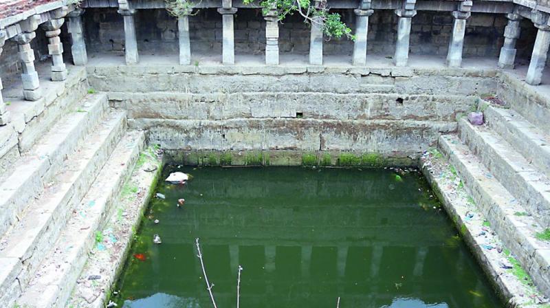 The three-storey structure  also referred to as Anthasthula Bavi, Metla Bavi, Digudu Bavi, Eetha Kolanu  is believed to be Queen Rudramadevis swimming pool.