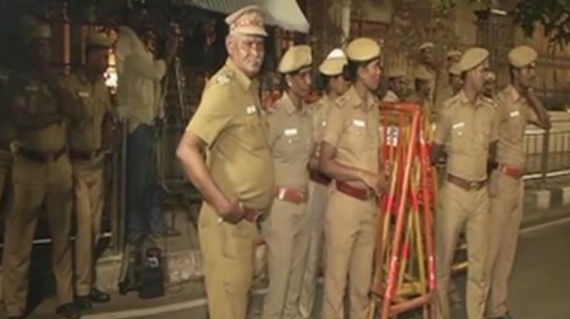I-T raids at Jayalalithaas Poes Garden home, Sasikalas rooms searched