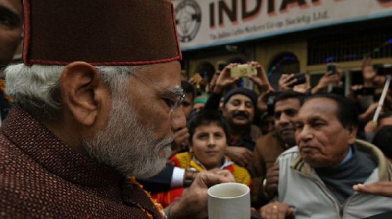 People were surprised when they saw Modi sipping coffee at Mall Road; they went berserk to shake hands with him and to take a selfie. (Photo: Twitter | ANI)