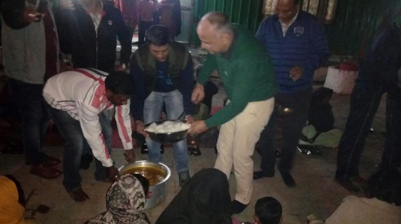 Deputy CM Manish Sisodia serving food. (Photo: Twitter)