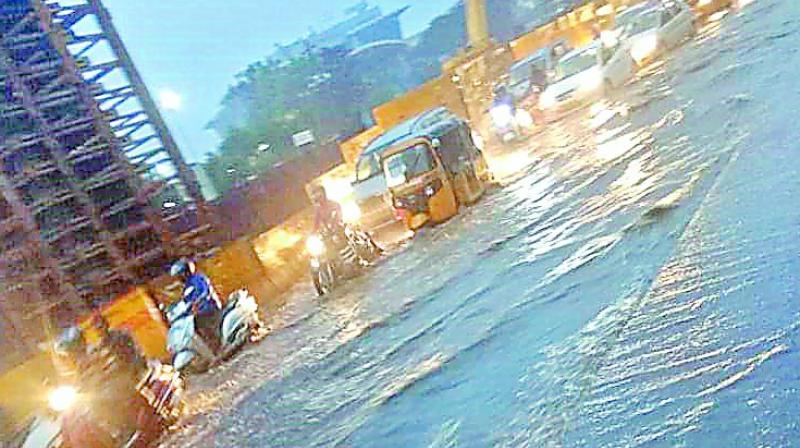 Traffic coming from IKEA to Cyber Towers had slowed down due to water logging at Karchi Bakery.