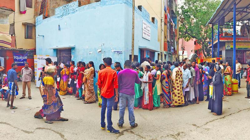 Residents of the slum near Saidapet TNHB colony queue up at the special counter set up by Equitas Holdings to hep them exchange their Rs 500 and Rs 1,000 notes. (Photo: DC)