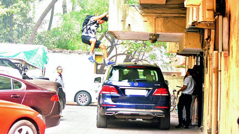 Ishaan Khatter does balcony stunt for Janhvi Kapoor!