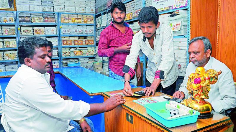 The small and medium scale traders are using e-Pos machines at Guntur due to demonetisation on Friday. (Photo: DC)
