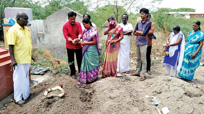 Parents along with NGO visited the cremation site and offered their tributes to their dead son. (Photo: DC)