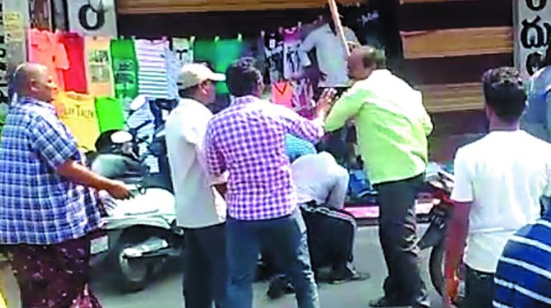 A video shows a group attacking magazine reporter Nagarjuna Reddy at Chirala in Prakasham district. (Photo: DC)