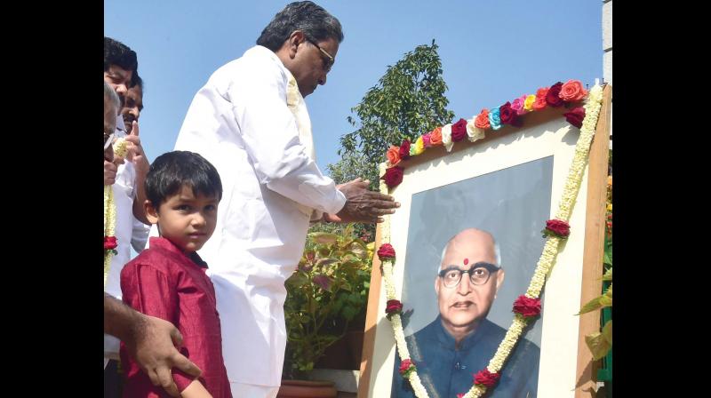 Chief Minister Siddaramaiah pays tribute to former chief minister S. Nijalingappa on his 115th birth anniversary at Vidhana Soudha  in Bengaluru on Sunday. (Photo: DC)