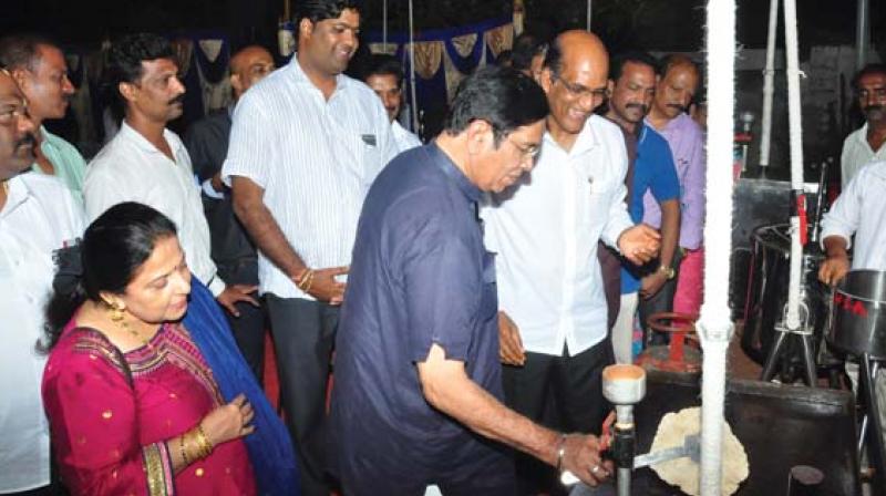 Congress leader Oscar Fernandes launches the gas saving oven invented by Vijay Kumar Hegde. (Photo: DC)