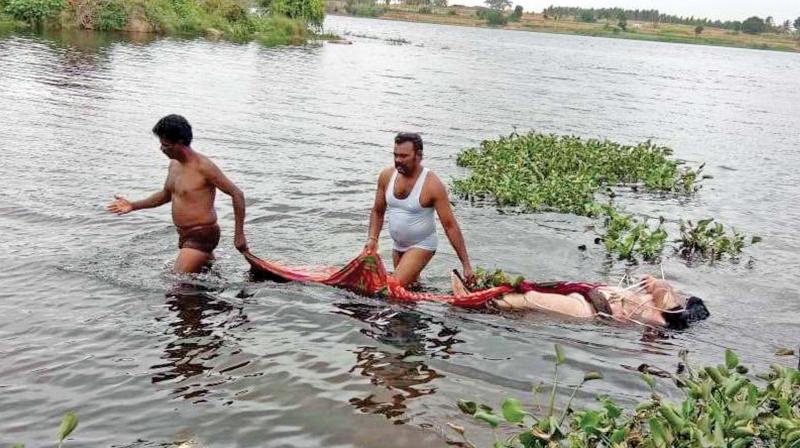 Sivamoorthis dead body being fished out of the Kelavarapalli dam. (Photo: DC)