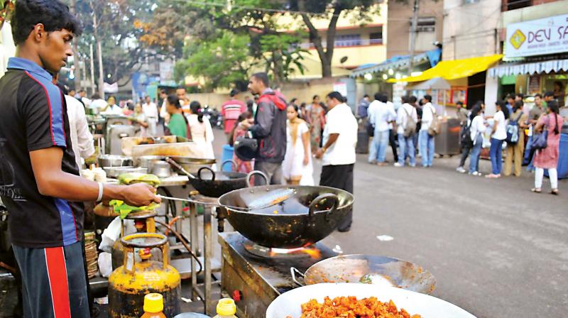 Vendors selling food on a prominent street in Bengaluru 	(Photo:DC)