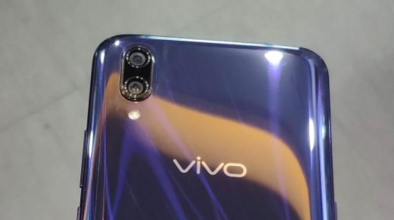 The Vivo X23 shown in the picture is Magic Night colour variant while it will also come with the options of Phantom Purple and Phantom Red.