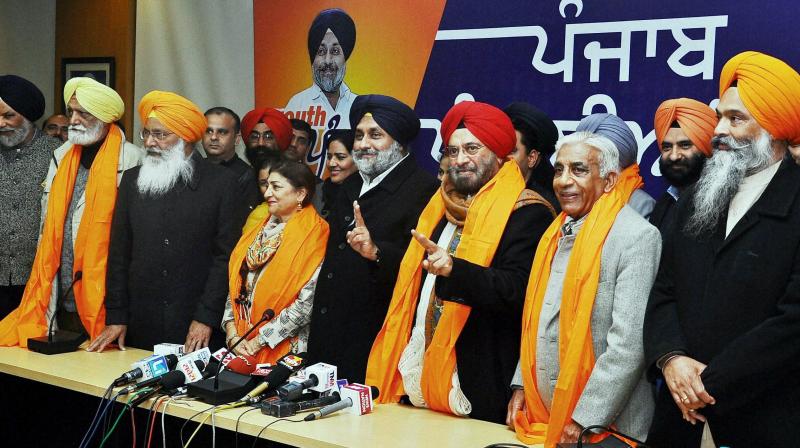 Chandigarh: Shiromani Akali Dal (SAD) president Sukhbir Singh Badal with former Army chief - Gen (retd) J J Singh as the partys candidate from Patiala (Urban) assembly constituency and others during a press conference in New Delhi. (Photo: PTI)