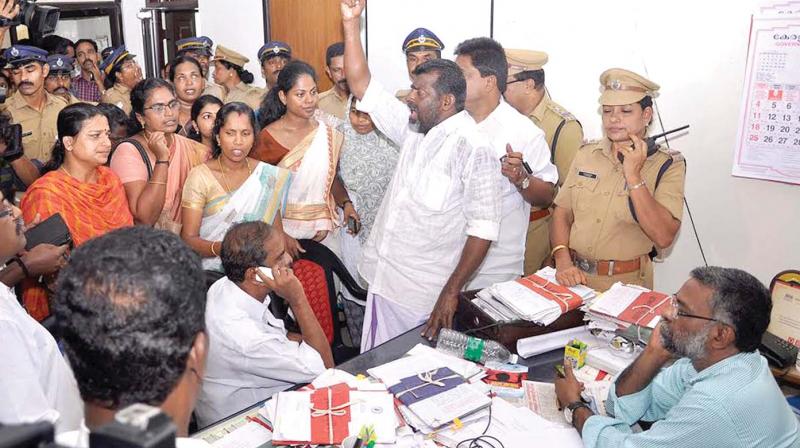 UDF councillors lay a seige at the DMOs office, alleging that there has not been enough action from the health department to bring dengue under control .(Photo: A.V.MUZAFAR)