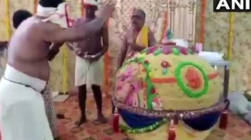 Ganesh Chaturthi 2018: Special 580 kg laddu transported to Hyderabad for the occasion. (Photo: Twitter/ANI)