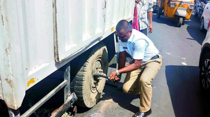 The traffic constable came forward to help the motorist after he observed him struggling while changing the tyre in the scorching sun.