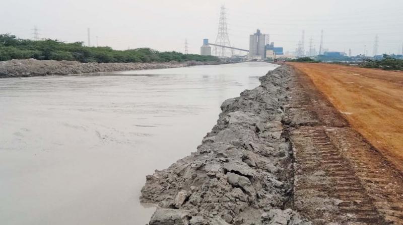 Water mixed with fly ash flowing from thermal plant.	 (Photo: DC)