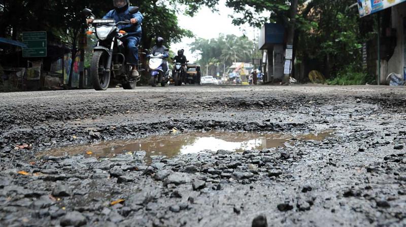 The huge crater formed at the Tripunithura-Pettah Road following heavy rain. (Photo: DC)